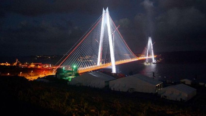 جسر البسفور ليلا